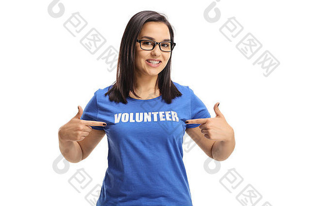 年轻的女志愿者指出蓝色的t恤孤立的白色背景