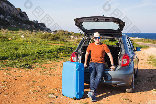 旅行假期夏天旅行人概念男人。假期手提箱树干车