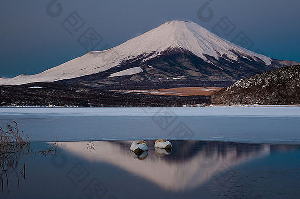 一对沉默的天鹅湖川口反射富士日本
