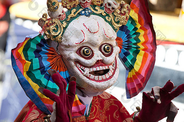 佛教面具舞者执行蒂克西通缉令节日拉达克