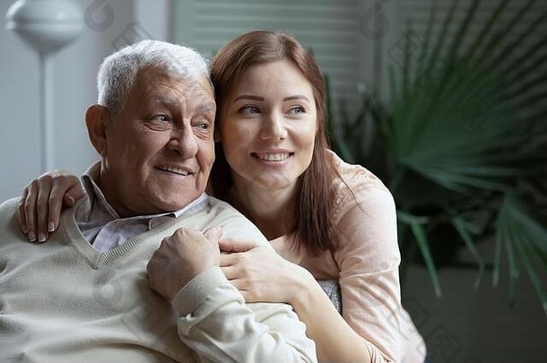 种植爱的（外）孙女拥抱上了年纪的祖父