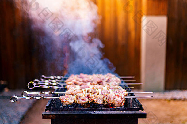 生烤肉串烹饪金属串肉扦烤肉煮熟的烧烤烧烤新鲜的牛肉肉切片传统的东部菜希什烤肉串烧烤木炭火焰野餐街食物