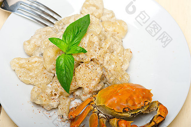 新鲜的自制的意大利饺子海鲜酱汁蟹罗勒