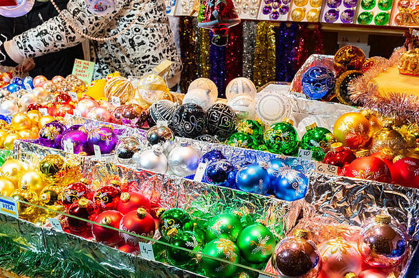 美丽的色彩斑斓的圣诞节装饰球谁市政厅市场奥地利