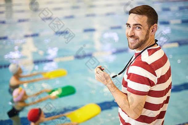 游泳教练集团