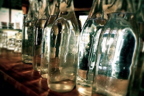 玻璃水瓶排板凳上