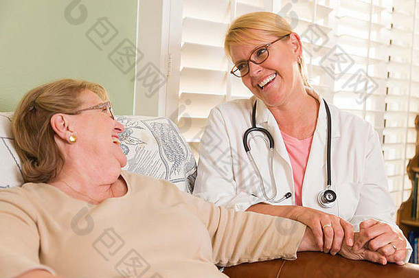 快乐微笑医生护士会说话的高级女人椅子