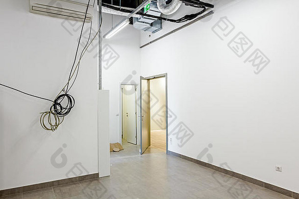 大空空间房间开放通过白色墙平铺的地板上视图后台大展厅业务中心
