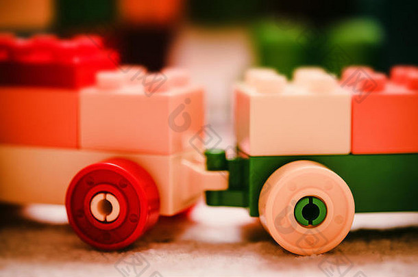 塑料玩具汽车使建筑块
