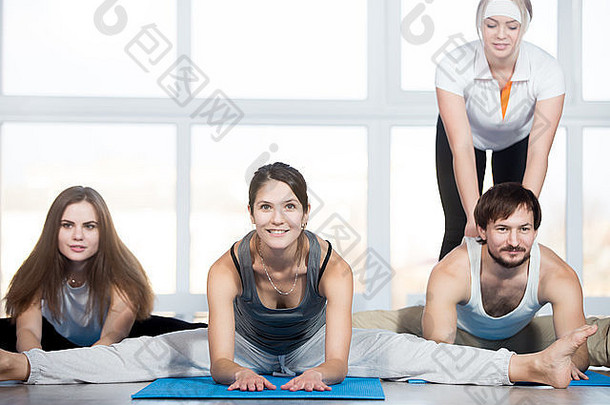 健身伸展运动实践集团美丽的快乐适合年轻的人工作体育俱乐部坐着把两腿叉开