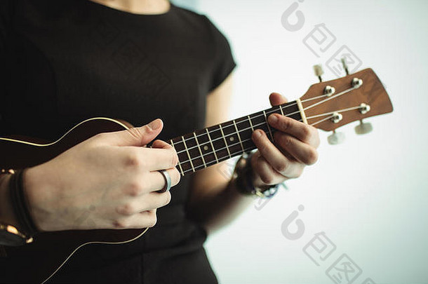 女人玩吉他音乐学校
