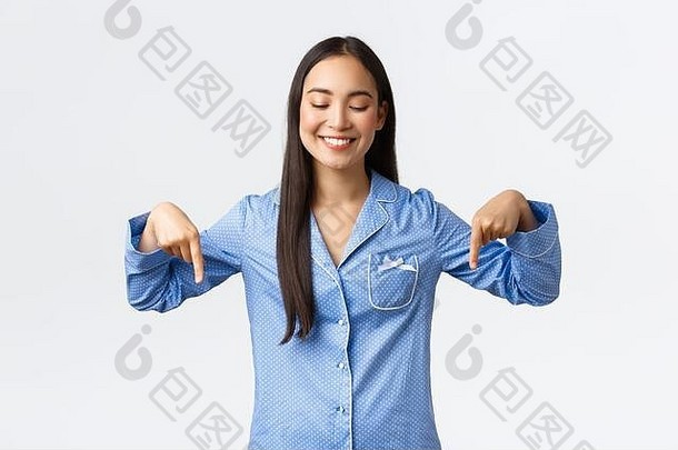 快乐美丽的亚洲女人蓝色的睡衣指出手指显示底<strong>广告</strong>使公告产品站