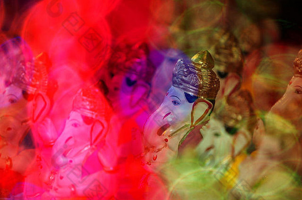 视图传统的甘尼萨偶像模糊色彩斑斓的灯富拉蒂节日