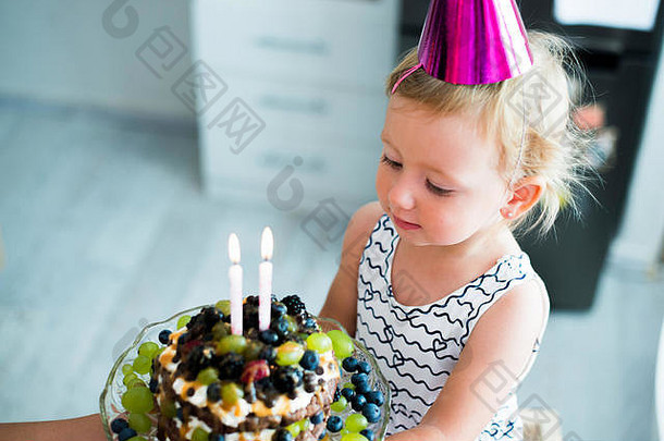 可爱的女孩水果生日蛋糕蜡烛