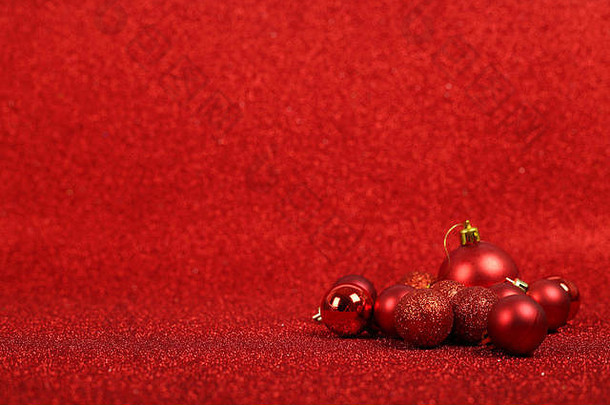 红色的圣诞节球红色的闪闪发光的背景复制空间