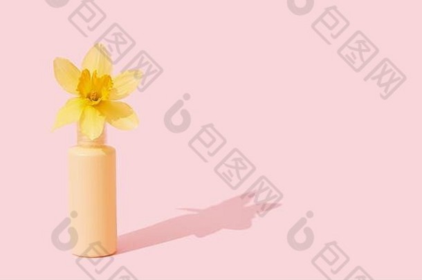 蓝色的容器化妆品瓶黄色的花空白标签模拟品牌自然美产品概念粉红色的背景