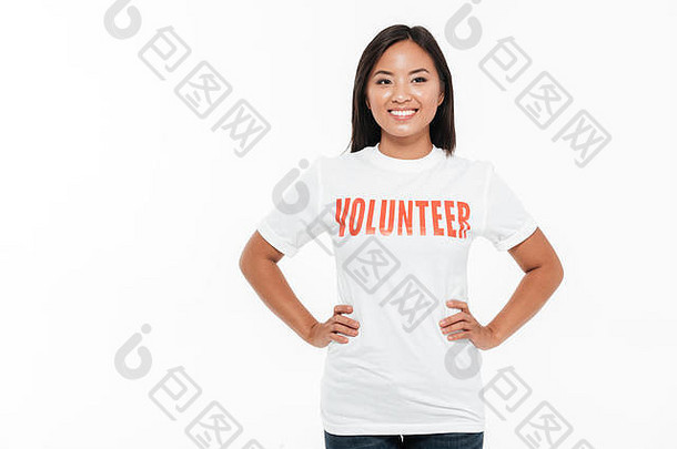 肖像快乐快乐的亚洲女人志愿者t恤站手臀部孤立的白色背景