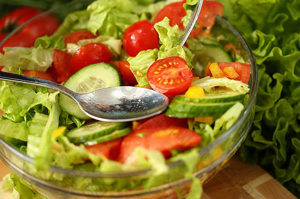 银叉板混合沙拉新鲜的蔬菜