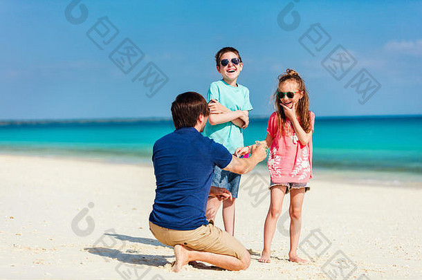 父亲孩子们享受海滩假期热带岛