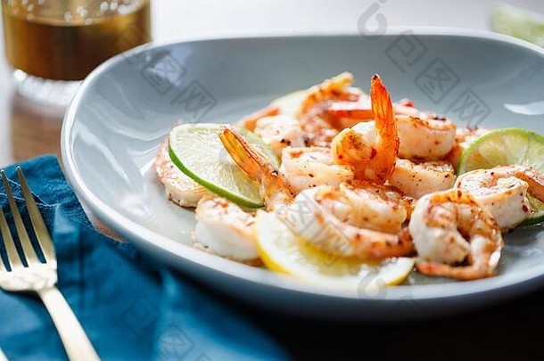 炸老虎虾石灰柠檬香料陶瓷菜健康的晚餐午餐概念