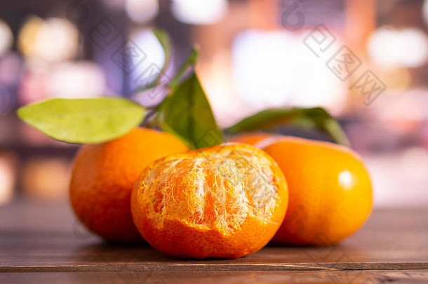 集团新鲜的橙色普通话绿色叶子水果一半去皮餐厅