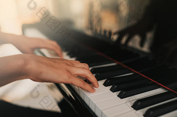 计划音乐<strong>钢琴</strong>家手玩音乐的仪器大计划细节表演者手白色背景