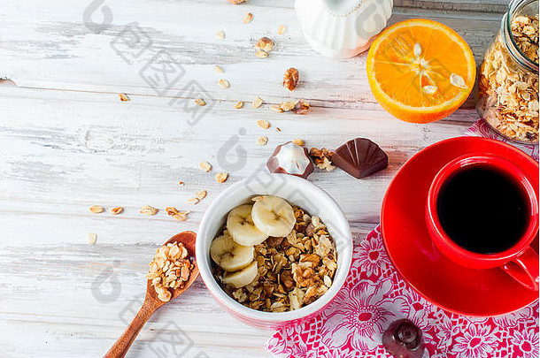 健康的早餐格兰诺拉麦片香蕉蜂蜜坚果杯强大的咖啡水果概念健康的吃平躺复制空间