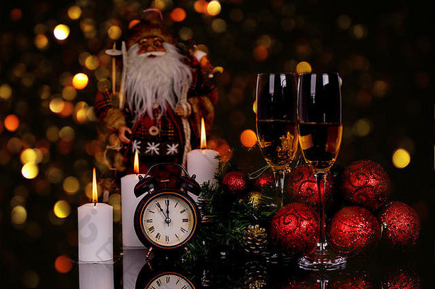 酒眼镜香槟圣诞老人条款时钟圣诞节饰品黑色的背景反射复制空间快乐圣诞节