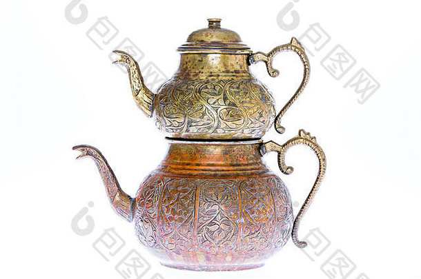 孤立的古董刻铜土耳其茶壶双堆放水壶允许茶酿造热水
