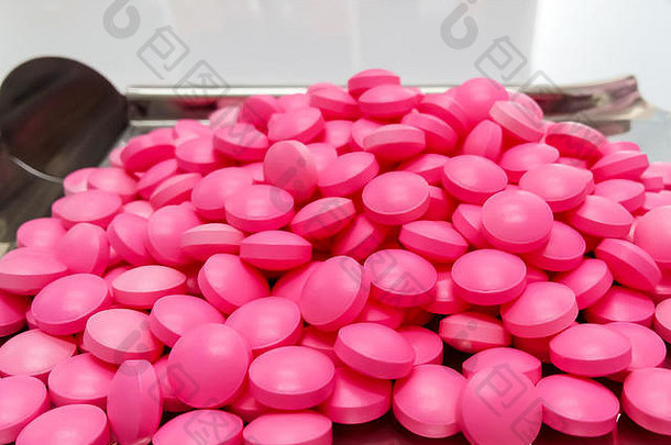 粉红色的医学胶囊不锈钢钢药物托盘粉红色的药片抹刀