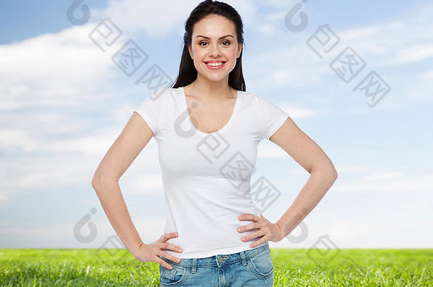 快乐年轻的女人十几岁的女孩白色t恤