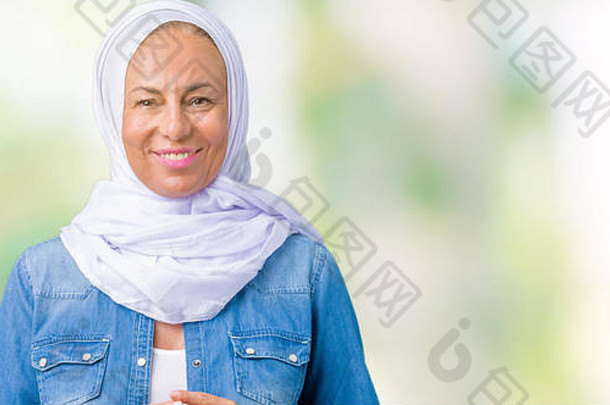 中间年龄东部阿拉伯女人穿阿拉伯戴孤立的背景手手指交叉微笑放松快乐的成功