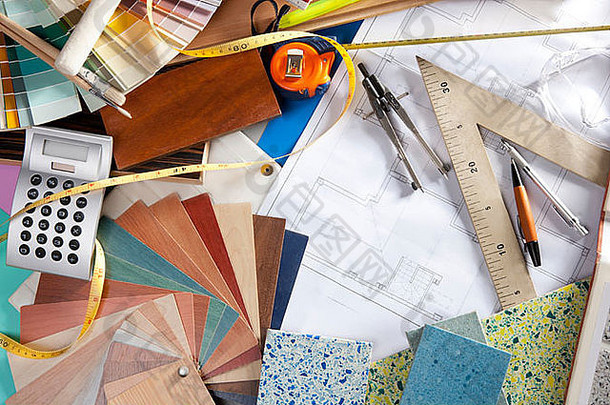 架构师室内设计师工作场所桌子上设计工具很多建设材料样品