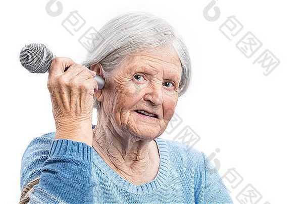 上了年纪的女人持有麦克风关闭耳朵听力问题