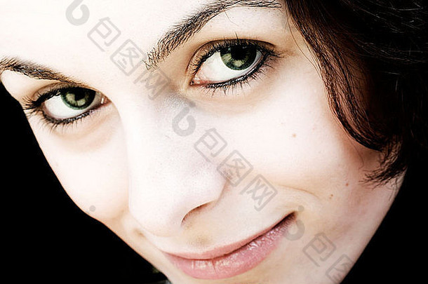 美丽的快乐女人绿色眼睛