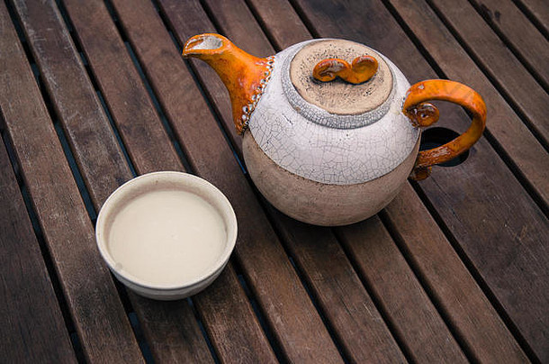 陶瓷茶壶杯木背景