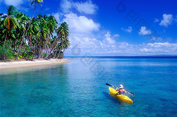 女人海皮划艇热带海滩斐济南太平洋海洋模型发布照片