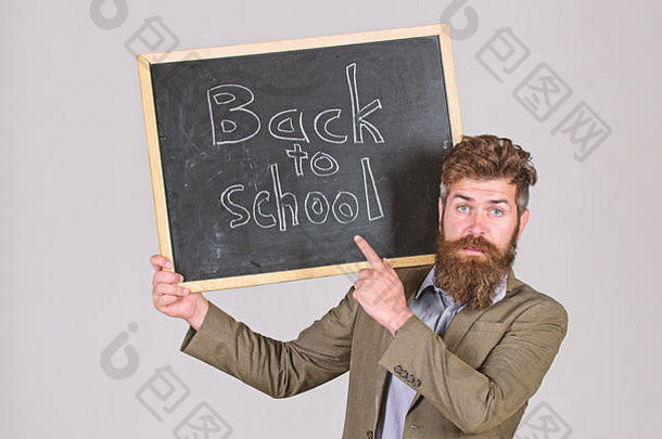 老师<strong>广告</strong>回来研究开始学校一年老师有胡子的男人。站持有黑板上登记回来学校灰色背景邀请庆祝一天知识