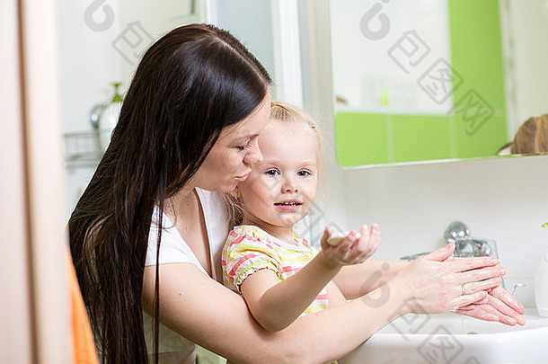 妈妈。教孩子洗手浴室