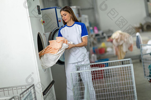 员工把衣服洗机洗衣服务