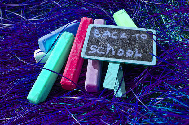 回来学校背景色彩斑斓的霓虹灯彩色的蜡笔紫色的发光的背景平位置前视图复制空间梦想学生