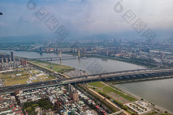 空中视图美丽的台北城市飞机窗口座位