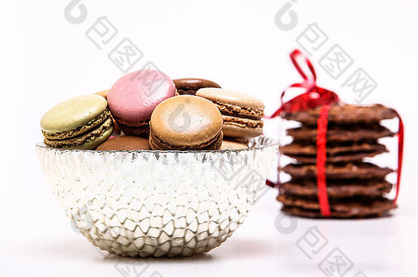 彩色的马卡龙碗巧克力饼干红色的丝带白色背景