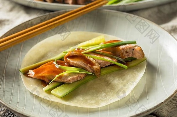 自制的烤中国人北京鸭黄瓜葱