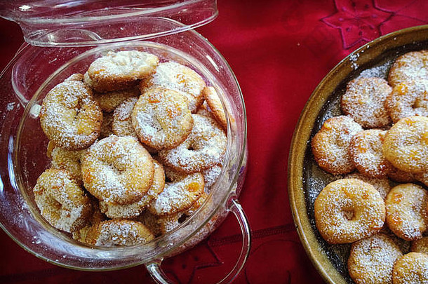 自制的传统的饼干烤蜜饯橙色皮装饰粉糖红色的圣诞节桌布