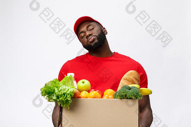 交付概念英俊的非洲美国交付男人。携带包盒子杂货店食物喝商店孤立的灰色工作室背景复制空间