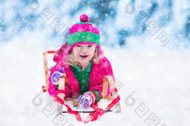 女孩享受雪橇骑孩子滑雪橇蹒跚学步的孩子骑雪橇孩子们玩在户外雪