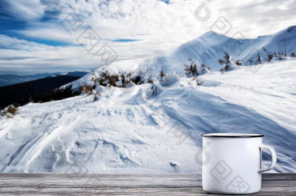 杯子茶木表格背景冬天山
