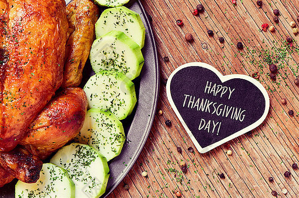特写镜头开胃的烤火鸡托盘蔬菜心形的黑板文本快乐感恩节