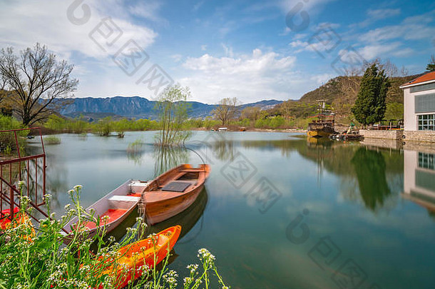 被忽视的空渔夫船海岸湖斯卡达尔virpazar黑山共和国